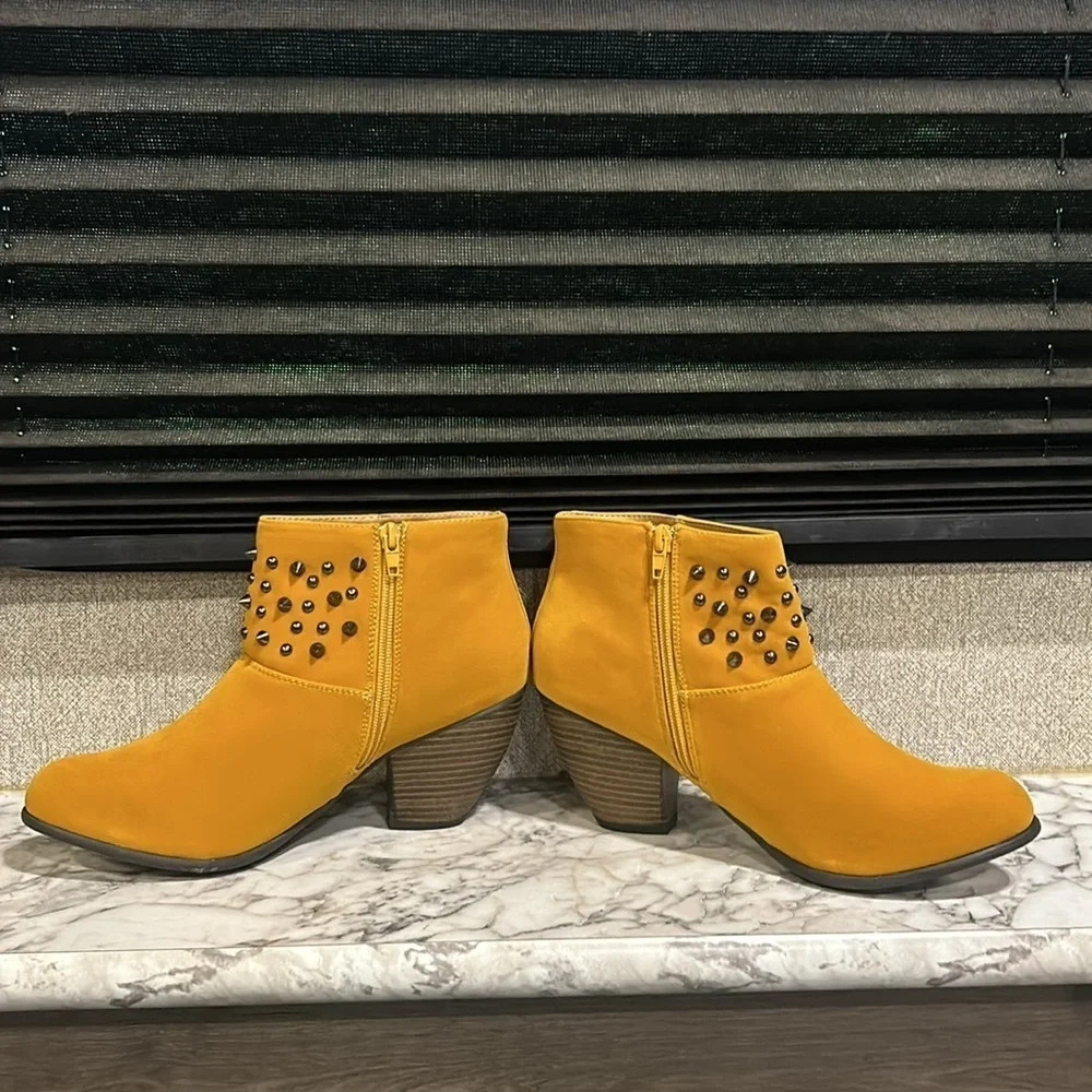 Qupid Priority 46 Women’s Mustard Velvet Spiked and‎ Studded Ankle Boots 10 NIB - Picture 5 of 9